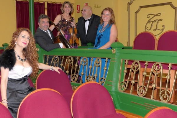 Teatro Liceo de Santoña con el ensemble Más que Voces 3