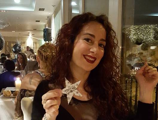 Estrella Cuello celebrando actuación