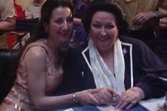 Estrella Cuello y Montserrat Caballé tras el concierto ofrecido para ella en el Patio de la Infanta, BECAS Caballé-Ibercaja