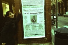 Cartel publicado en la Via dell'Indipendenza de Bolonia (Italia) anunciando La Boheme con Estrella Cuello como Musetta