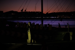 Estrella Cuello como Isabel de Portugal apareciendo sobre el barco en la playa Salvé de Laredo